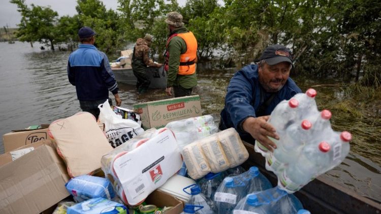 Voluntarios entregan ayuda humanitaria a los habitantes del pueblo de Afanasiivka, en la región ucraniana de Mykolaiv, el 12 de junio de 2023