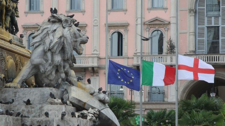 Drapeaux européen, italien, milanais, en berne, piazza della Scala, à Milan (Italie), le 13 juin 2023. 