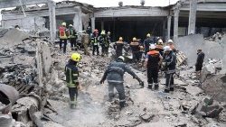 Ucraina: esiti di un bombardamento russo. Dieci morti a Kryvyi Rih
