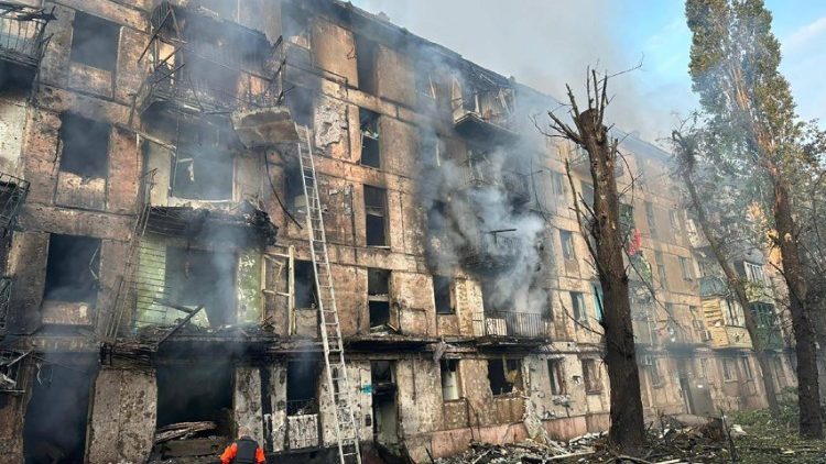 Un edificio residenziale danneggiato dopo l'attacco missilistico russo a Kryvyi Rih, in Ucraina