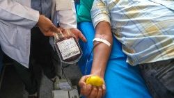 Un donatore di sangue all'ospedale di Srinagar, in India (Epa)