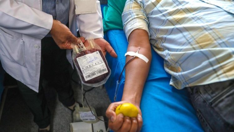 Un donatore di sangue all'ospedale di Srinagar, in India (Epa)