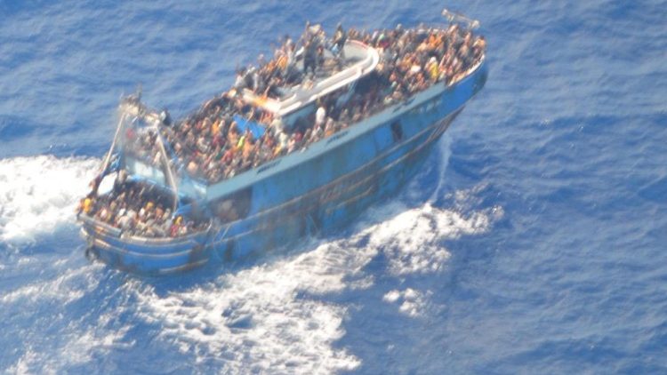 그리스 해안에서 침몰한 난민 어선. 약 700명의 이주민을 빽빽하게 태운 것으로 알려졌다.