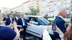 El Papa saliendo del Hospital Gemelli de Roma
