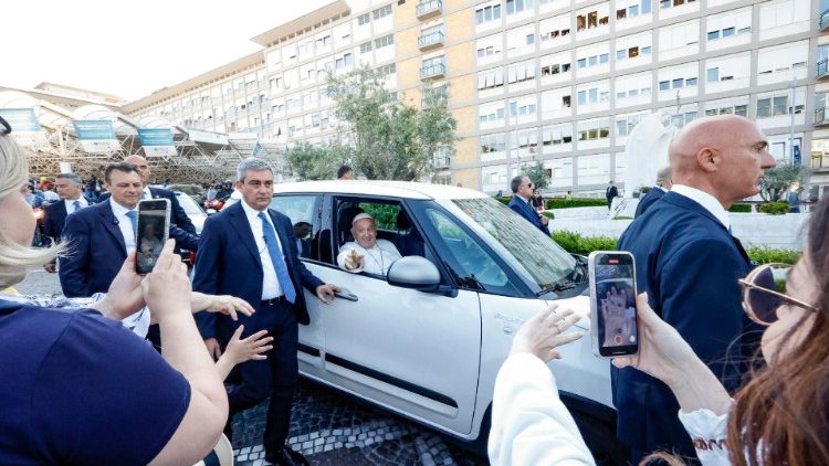 El Papa saliendo del Hospital Gemelli de Roma