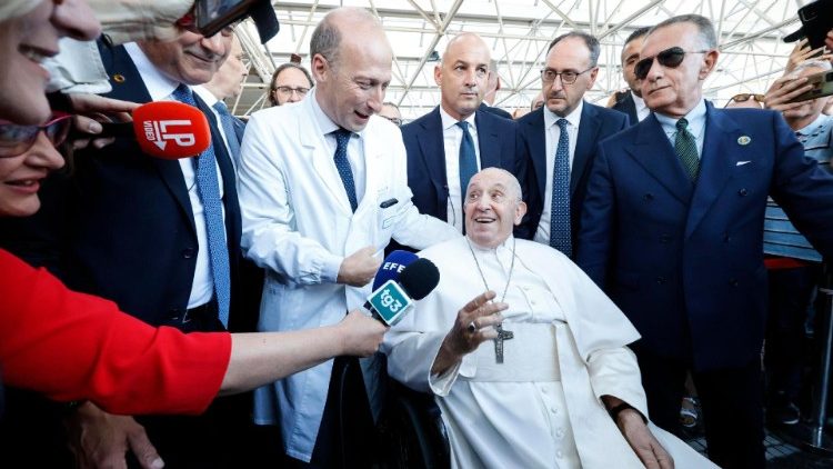 Pope Francis leaves the Gemelli Hospital on 16 June 2023