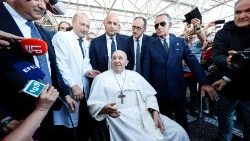 Le Pape François, en compagnie du docteur Sergio Alfieri en blouse blanche, le chirurgien qui l'a opéré et de journalistes, le 16 juin 2023. 