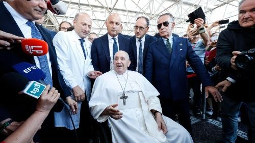 Le Pape quitte l'hôpital Gemelli et pense aux migrants morts en Grèce 