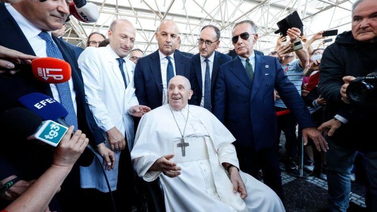 Le Pape François, en compagnie du docteur Sergio Alfieri en blouse blanche, le chirurgien qui l'a opéré et de journalistes, le 16 juin 2023. 