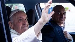 Papež při odjezdu z nemocnice Gemelli 