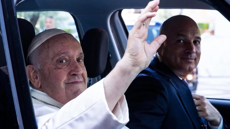 Papež při odjezdu z nemocnice Gemelli 