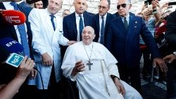 Papst Franziskus nach seiner Entlassung aus der Gemelli-Klinik am 16.6.2023