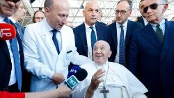 Папа Франциск и профессор Серджо Альфиери (Рим, больница им. Агостино Джемелли, 16 июня 2023 г.)