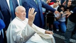 البابا يغادر المستشفى ويعبِّر عن ألمه إزاء المهاجرين الذين ماتوا في اليونان