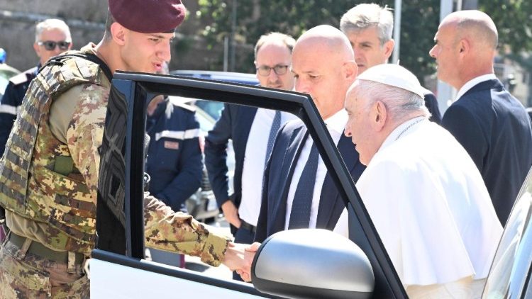 Папата с италианските военни пред портата на "Перуджино"