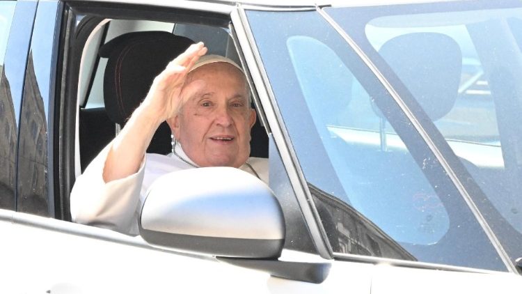 Påven när han återvänder till Vatikanen från sjukhuset