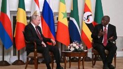 राष्ट्रपति पुतिन ने सेंट पीटर्सबर्ग में दक्षिण अफ्रीका के राष्ट्रपति से मुलाकात की
