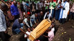 युगांडा में मारे गये छात्रों का अंतिम संस्कार