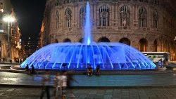 Sehenswürdigkeiten werden blau beleuchtet, um an den Weltflüchtlingstag zu erinnern (hier: Brunnen am De-Ferrari-Platz in Genua)