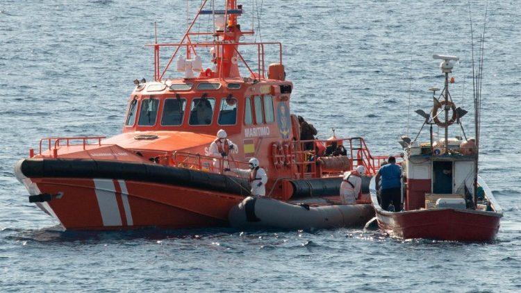 Localizada frente a la costa de Los Cocoteros, España,  una lancha neumática con 53 inmigrantes a bordo