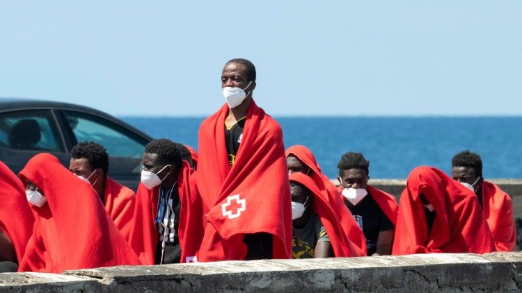 Rescate de 53 refugiados en un bote frente a la costa Los Cocoteros