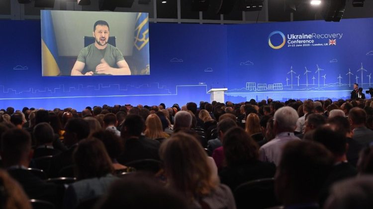 Le président ukrainien Volodymyr Zelensky est intervenu en visioconférence à la conférence pour la reconstruction de l'Ukraine, à Londres (Royaume-Uni), le 21 juin 2023. 