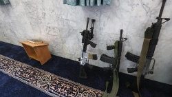Waffen in einer Moschee in der palästinensischen Westbank, am 21. Juni