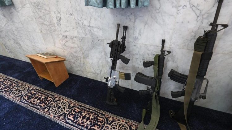 Waffen in einer Moschee in der palästinensischen Westbank, am 21. Juni