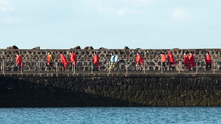 कैनरी द्वीप समूह में समुद्र से 54 प्रवासियों को बचाया गया