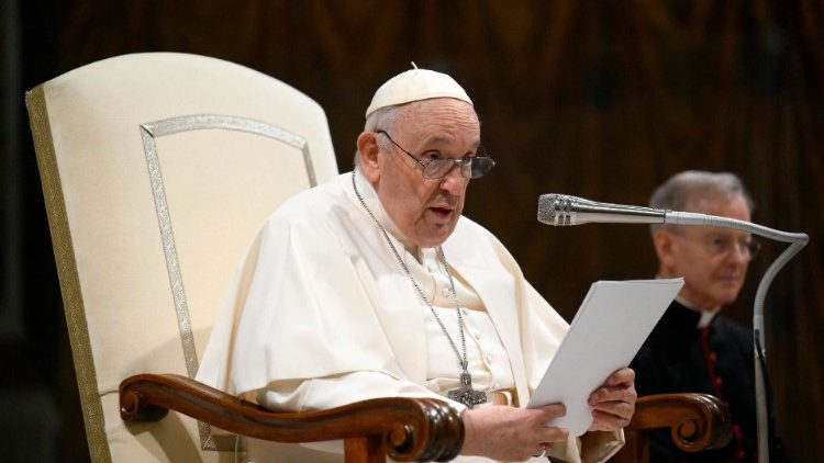 Ferenc pápa felolvassa beszédét
