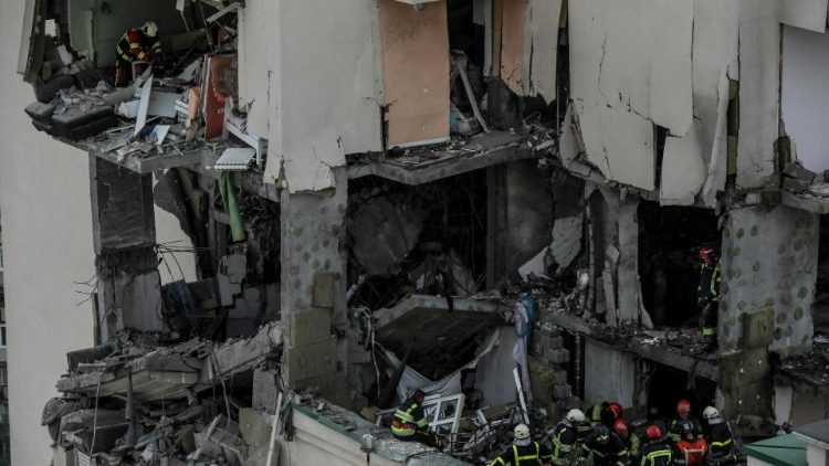 Wohnhaus in Kyiv nach einem russischen Raketenangriff Ende Juni