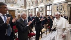 Ferenc pápa a Biagio Agnes Nemzetközi Újságírói-díj küldöttségével