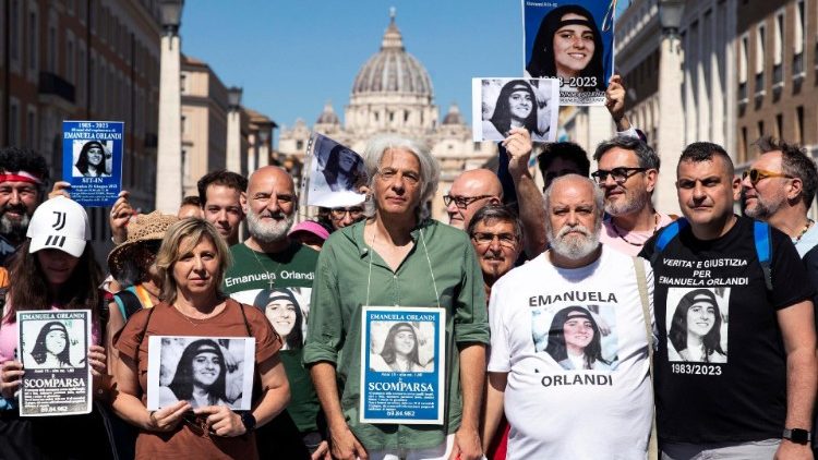 Der Bruder Emanuela Orlandis (Mitte) hält die Erinnerung an seine verschwundene Schwester wach 