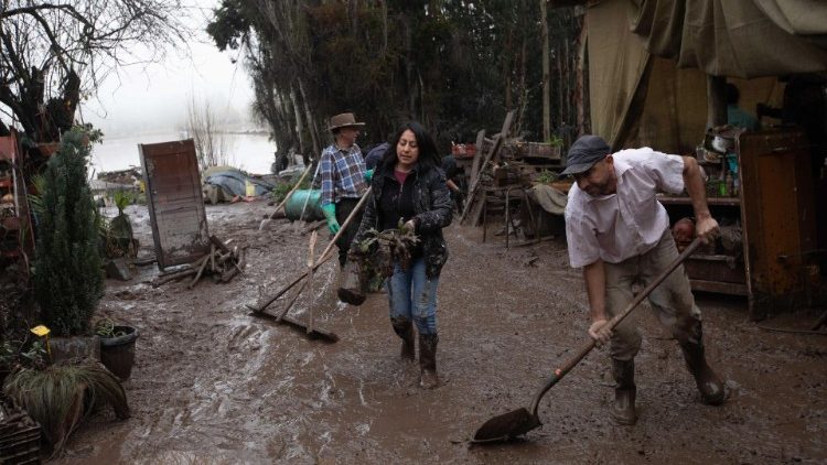 Miles de personas han sido perjudicadas por el desborde del río Mataquito como resultado de las intensas lluvias en la comuna de Licanten, en el Maule, Chile. (ANSA)