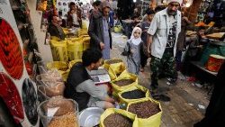 Un mercato a Sana'a, capitale dello Yemen, in guerra dal 2014