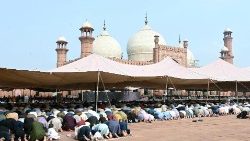 Muslime in Pakistan beten anlässlich des Opferfests „Eid-al-adha“ 
