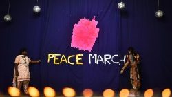 Estudantes indianos em frente ao mapa do Estado de Manipur, no nordeste da Índia, durante uma marcha pela paz para expressar solidariedade ao povo do estado de Manipur, no nordeste atingido pela violência, em meio ao conflito contínuo entre dois grupos étnicos, Kukis e Meiteis, no Stella Maris College em Chennai, Índia, 30 de junho de 2023