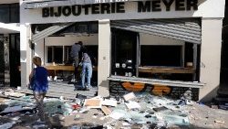 Un negozio colpito dai vandali durante le proteste di queste notti in Francia