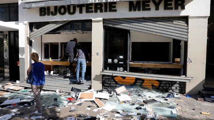 Uma loja atingida por vândalos durante os protestos na França