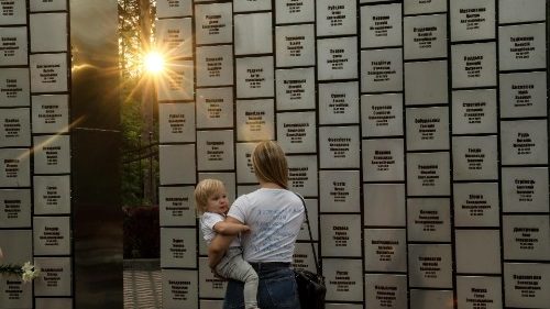  Pessoas visitam um memorial para vítimas de execuções e ataques a civis por tropas russas, em Bucha, região de Kiev, Ucrânia, 1º de julho de 2023, em meio à invasão russa. EPA/OLEG PETRASYUK