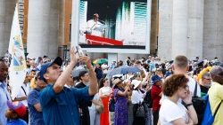 El Papa Francisco visto desde una de las maxi pantallas que se encuentran en la Plaza de San Pedro. 