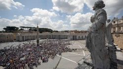 お告げの祈りのために集った巡礼者たち　2023年7月2日　バチカン・聖ペトロ広場　