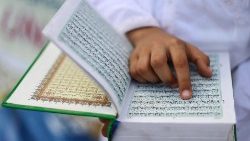 A Koránt olvasó muzulmán hívő