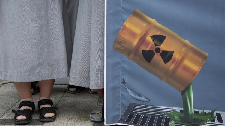 Grupos religiosos protestam contra descarte de água radioativa pelo Japão, do lado de fora da embaixada japonesa em Seul, 03 de julho de 2023. EPA/JEON HEON-KYUN