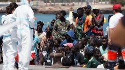 157 migrants arrivent à Ténérife, aux Canaries, le 4 juillet 2023