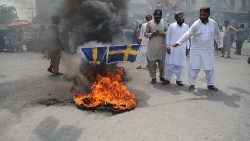 Protesty w Pakistanie po spaleniu Koranu w Szwecji 