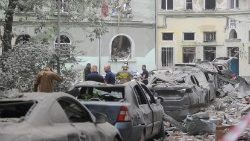 Strażacy na miejscu uderzenia rosyjskiej rakiety, Lwów, 6 lipca 2023