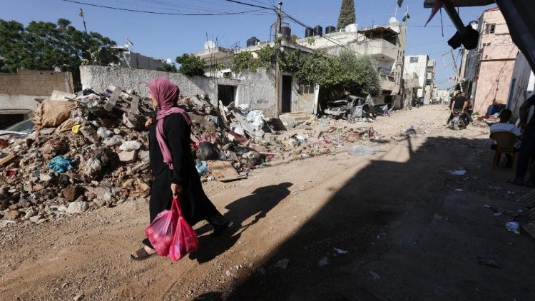 Une Palestinienne au milieu des débris dans le camp de réfugiés de Jénine après le passage de l'armée israélienne.