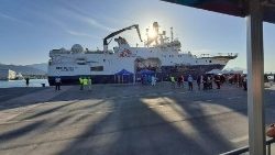 Das Schiff von Ärzte ohne Grenzen Geo Barents läuft im Hafen von Marina di Carrara mit zahlreichen Migranten an Bord ein