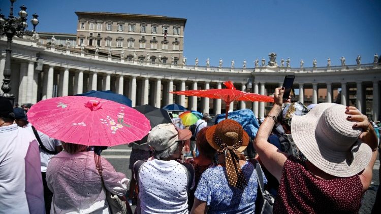 A hívek hallgatják a pápa szavait a Szent Péter téren a vasárnapi Úrangyalakor